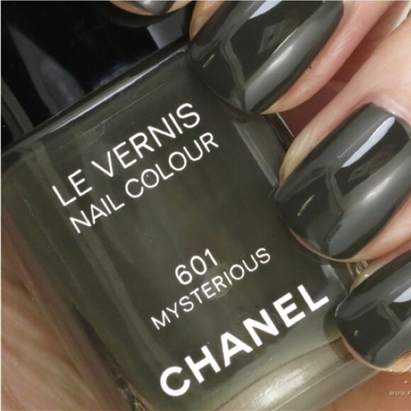 New Chanel Le Vernis Nail Colour in 601 Mysterious - Picture 4 of 14
